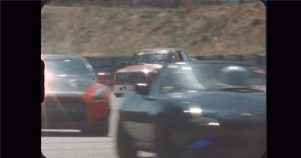 Modern Araba Yarışları, Nostaljik Şekilde Kaydedildi (Video)