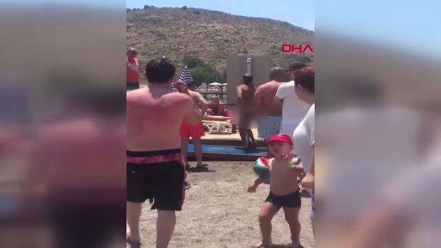 Plajda soyunan teşhirci linç edilmekten son anda kurtarıldı!