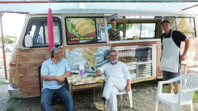 İşleri bozulan iş adamı, girdiği çiğ börek işinde yok satıyor