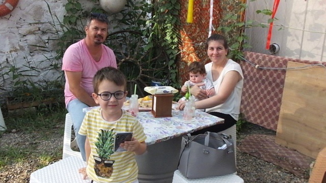İşleri bozulan iş adamı, girdiği çiğ börek işinde yok satıyor