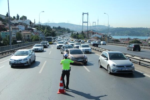15 Temmuz Şehitler Köprüsü'nde otomobil takla attı! Trafik kilitlendi