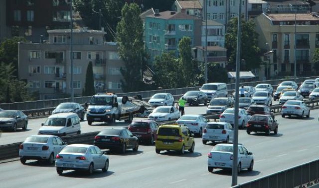 15 Temmuz Şehitler Köprüsü'nde otomobil takla attı! Trafik kilitlendi