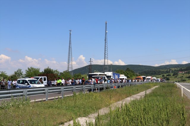 TEM Otoyolu'nda 3 araç alev alev yandı TEM Otoyolu'nda 3 araç alev alev yandı
