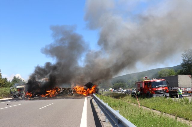 TEM Otoyolu'nda 3 araç alev alev yandı