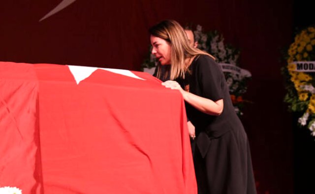 Usta sanatçı Enis Fosforoğlu, gözyaşları içinde son yolculuğuna uğurlandı