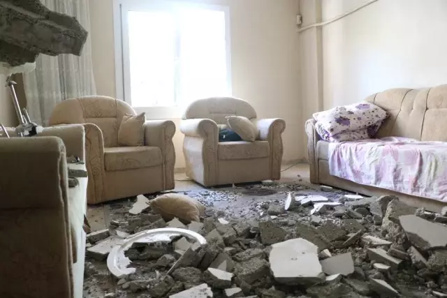 Evlerinin tavanı çöken anne ile oğul ölümden döndü