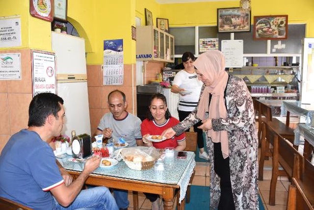 Kocası ölünce çalışanlar işsiz kalmasın diye yemek fabrikasının başına geçti