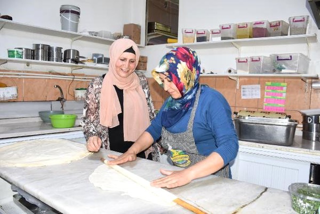 Kocası ölünce çalışanlar işsiz kalmasın diye yemek fabrikasının başına geçti
