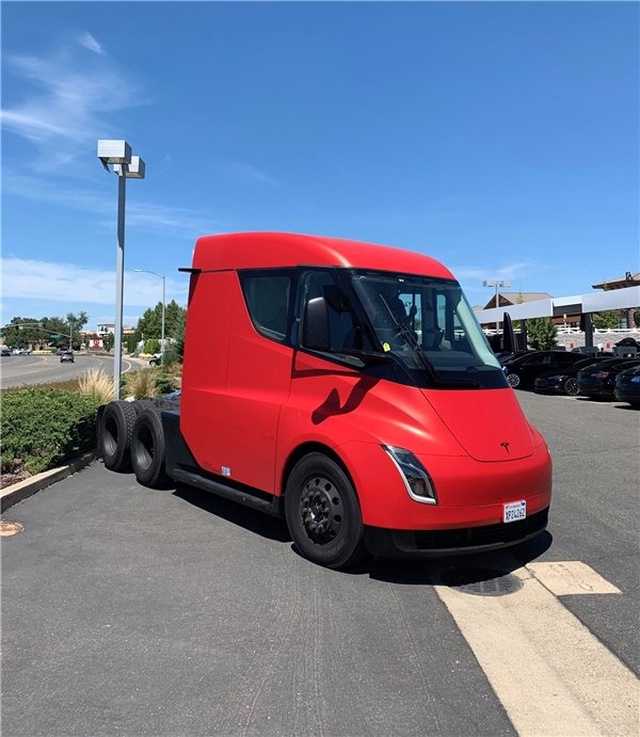 Tesla'nın Elektrikli Motorlu Kamyonu Semi'nin Prototipi İlk Kez Görüntülendi