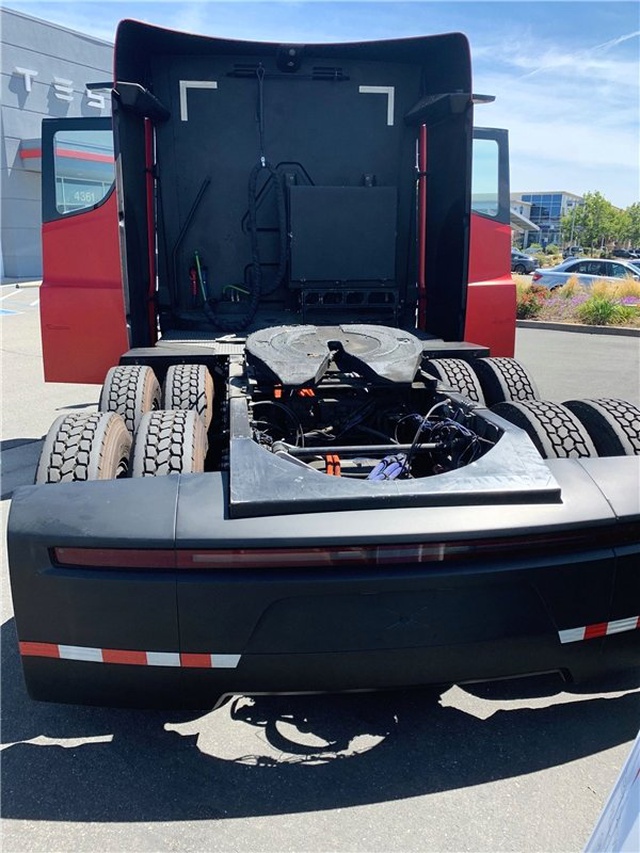 Tesla'nın Elektrikli Motorlu Kamyonu Semi'nin Prototipi İlk Kez Görüntülendi