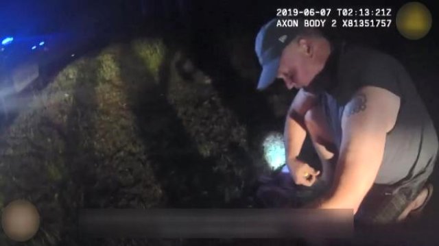 Ağlama sesi ihbarına giden polis, ormanda torbaya sarılmış bebek buldu