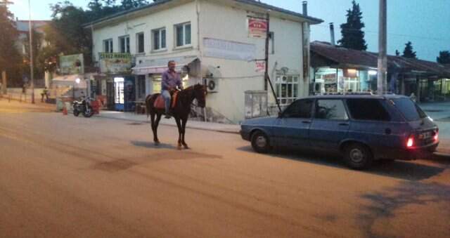 Atıyla sokakları turlayan adam görenleri şaşırtıyor