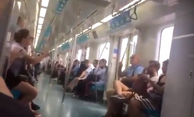 Başörtülü kadına metroda çirkin saldırı! Olay cep telefonu kamerasına yansıdı