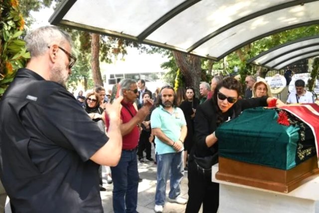Cenazede fotoğraf çektiği için eleştirilen Hamdi Alkan, eleştirilere ateş püskürdü