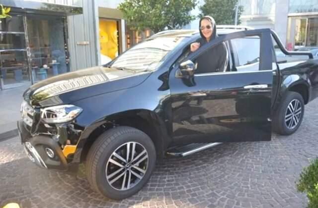 Hülya Avşar 700 bin TL'lik oyuncağıyla poz verdi!