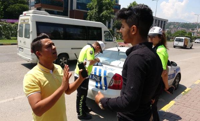 Kırmızıda geçtiği için ceza kesilen yayalarla polis arasında ilginç diyaloglar yaşandı