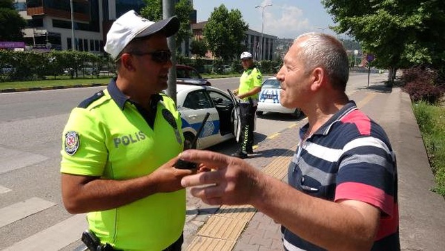 Kırmızıda geçtiği için ceza kesilen yayalarla polis arasında ilginç diyaloglar yaşandı