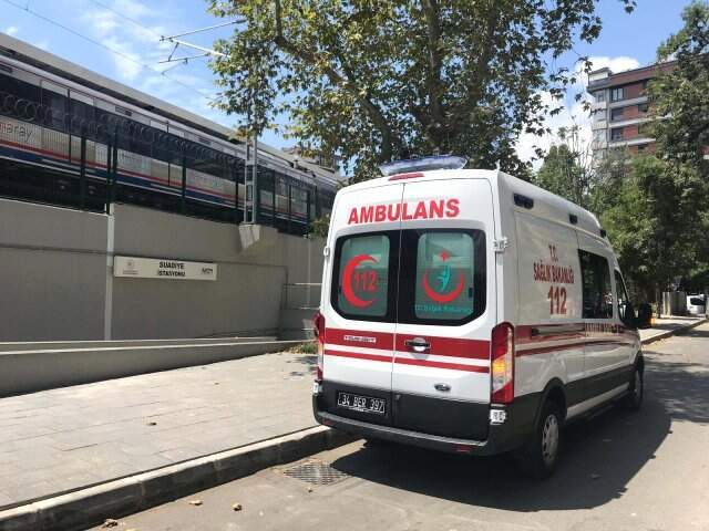 Marmaray arıza yaptı, fenalık geçiren yolcular trenden inip raylar üzerinde yürüdü Marmaray arıza yaptı, fenalık geçiren yolcular trenden inip raylarda yürüdü