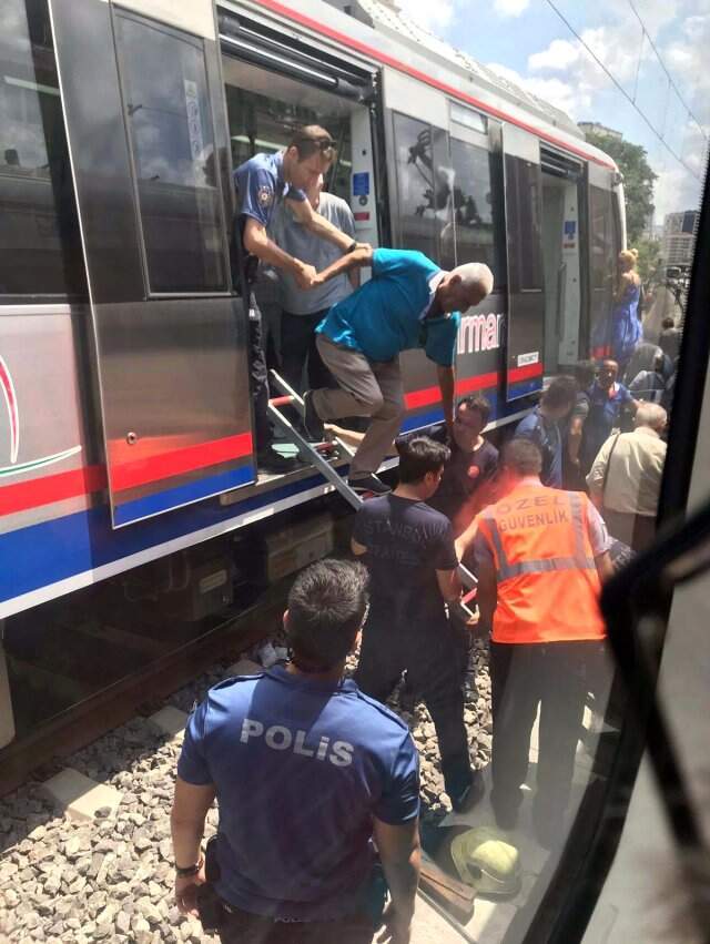 Marmaray arıza yaptı, fenalık geçiren yolcular trenden inip raylar üzerinde yürüdü Marmaray arıza yaptı, fenalık geçiren yolcular trenden inip raylarda yürüdü