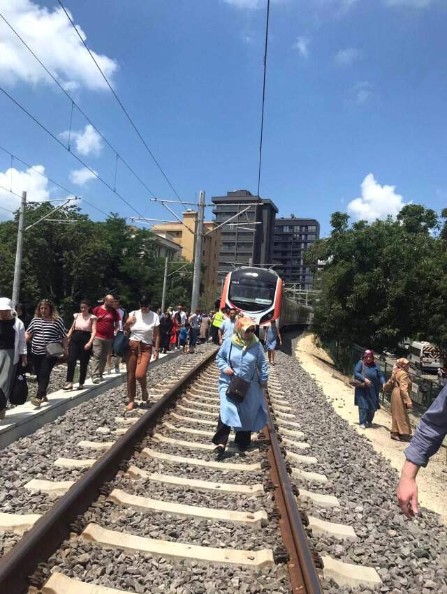 Marmaray arıza yaptı, fenalık geçiren yolcular trenden inip raylar üzerinde yürüdü Marmaray arıza yaptı, fenalık geçiren yolcular trenden inip raylarda yürüdü