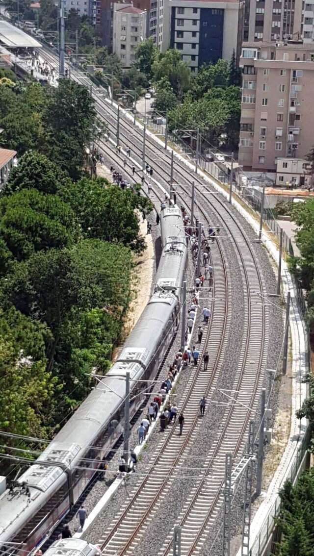Marmaray arıza yaptı, fenalık geçiren yolcular trenden inip raylar üzerinde yürüdü Marmaray arıza yaptı, fenalık geçiren yolcular trenden inip raylarda yürüdü