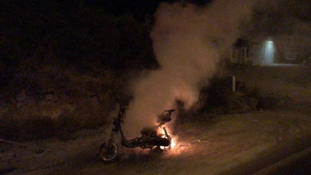 Motosikleti arıza yapınca sinirlenip ateşe verdi, oturarak yanışını seyretti