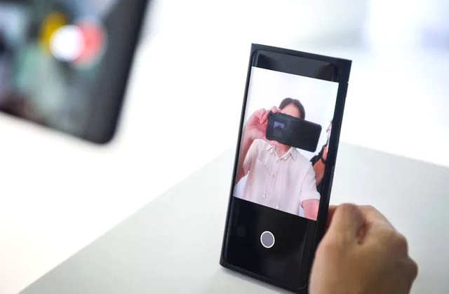 Oppo, Çentiği Tarihe Gömecek Ekrana Gömülü Kamera Teknolojisini Tanıttı