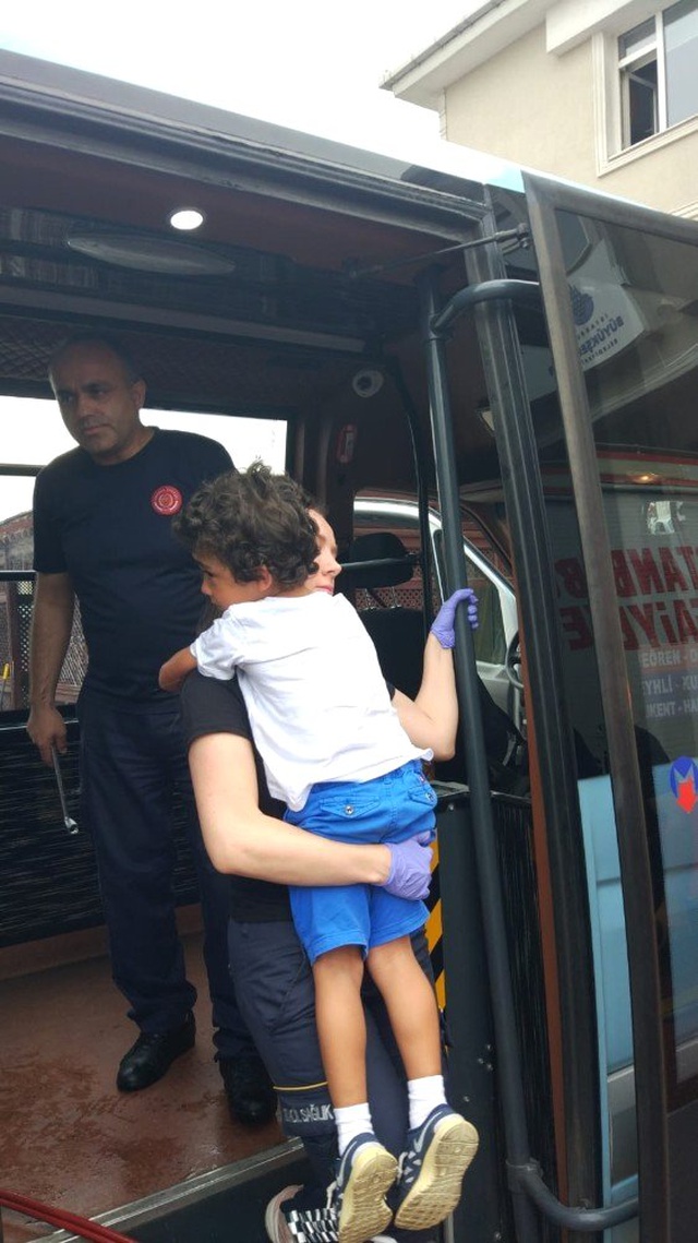 Minibüste kolu sıkışan çocuğu kurtarma çabası kamerada!