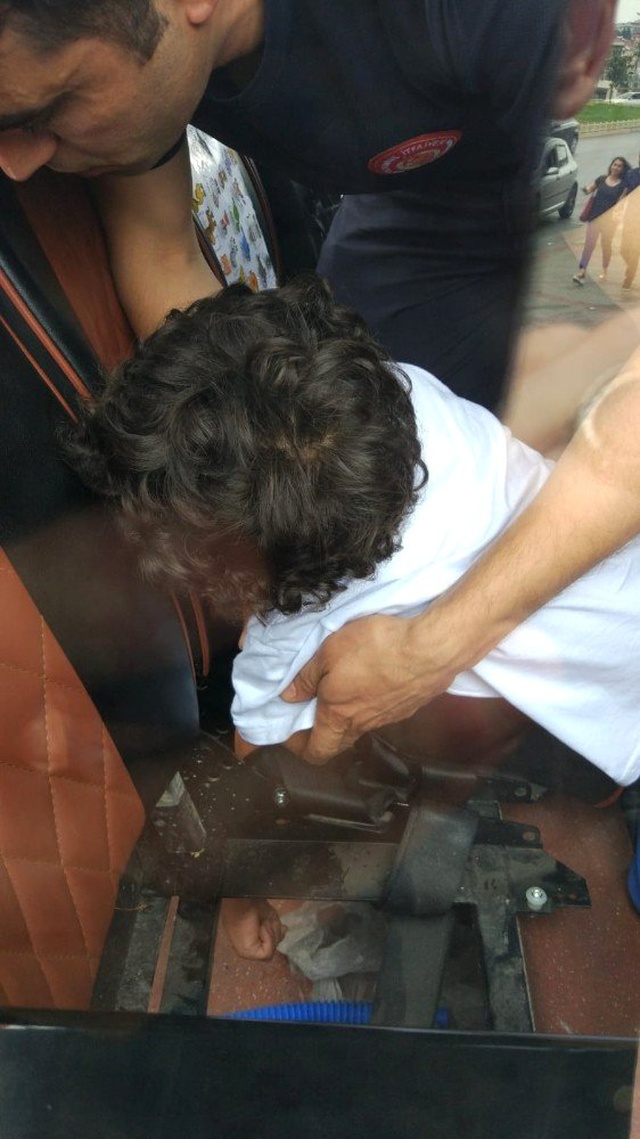 Minibüste kolu sıkışan çocuğu kurtarma çabası kamerada!