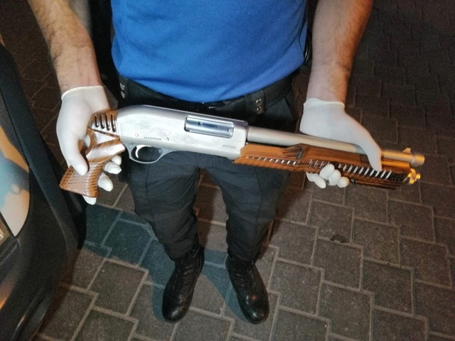 Polisin şüphelenip aradığı otomobilde pompalı tüfek ve uyuşturucu çıktı