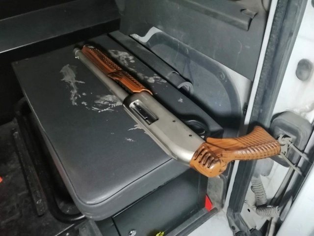 Polisin şüphelenip aradığı otomobilde pompalı tüfek ve uyuşturucu çıktı
