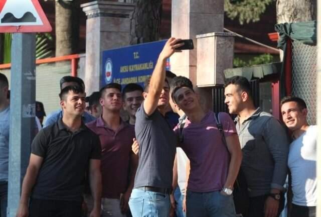 Yeni askerlik sistemi ile birlikte 6 ayını dolduran askerler terhis oldu Yeni askerlik sistemi ile birlikte 6 ayını dolduran askerler terhis oldu