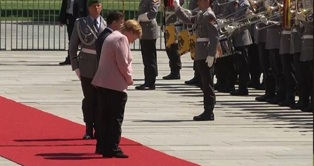 Almanya Başbakanı Merkel yine titreme nöbeti geçirdi