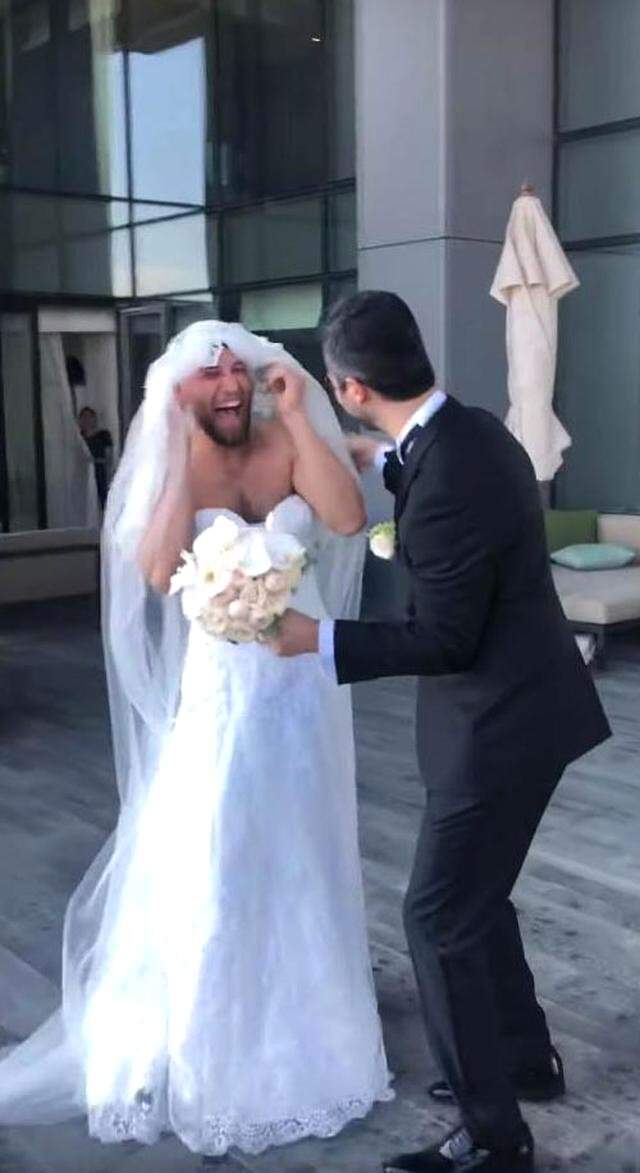 Duvağını kaldıran damat şaşkına döndü! Gelinliği giyen bakın kim çıktı Duvağı kaldıran damat şaşkına döndü! Gelinliği giyen bakın kim çıktı