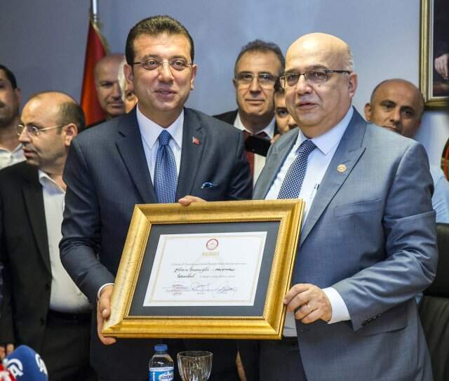 Ekrem İmamoğlu mazbatasını aldı. İşte İmamoğlu'nun mazbata aldığı o görüntüler Ekrem İmamoğlu mazbatasını aldı. İşte İmamoğlu'nun mazbata aldığı o görüntüler