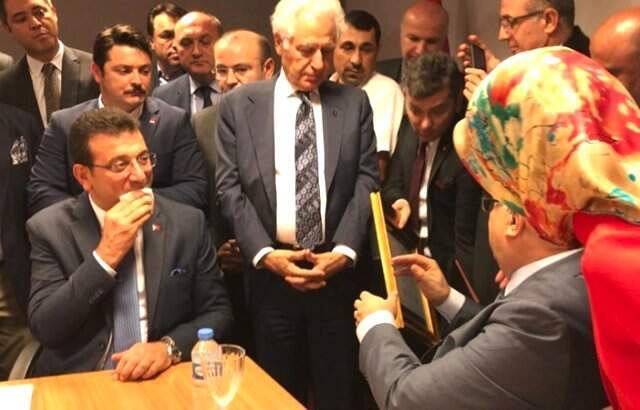 Ekrem İmamoğlu mazbatasını aldı. İşte İmamoğlu'nun mazbata aldığı o görüntüler Ekrem İmamoğlu mazbatasını aldı. İşte İmamoğlu'nun mazbata aldığı o görüntüler