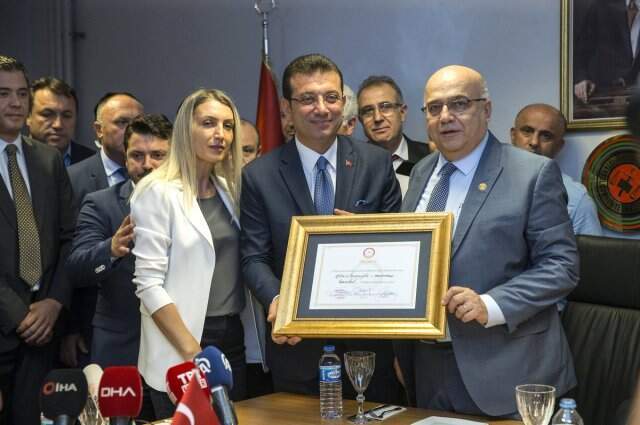 Ekrem İmamoğlu mazbatasını aldı. İşte İmamoğlu'nun mazbata aldığı o görüntüler Ekrem İmamoğlu mazbatasını aldı. İşte İmamoğlu'nun mazbata aldığı o görüntüler