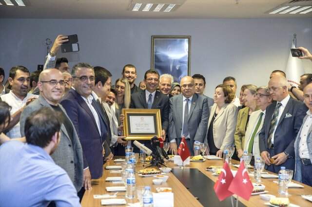 Ekrem İmamoğlu mazbatasını aldı. İşte İmamoğlu'nun mazbata aldığı o görüntüler Ekrem İmamoğlu mazbatasını aldı. İşte İmamoğlu'nun mazbata aldığı o görüntüler
