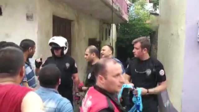 Komşular kötü koku ihbarında bulundu! Eve giren polis büyük şok yaşadı Komşular kötü koku ihbarında bulundu! Eve giren polis büyük şok yaşadı