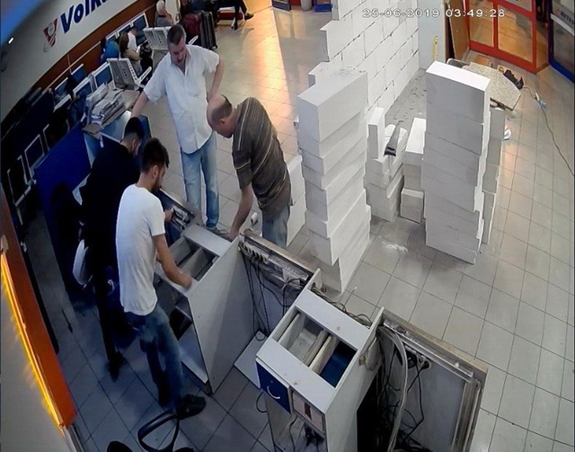 Esenler Otogarı'nda akılalmaz olay! Gece gelip duvar ördüler