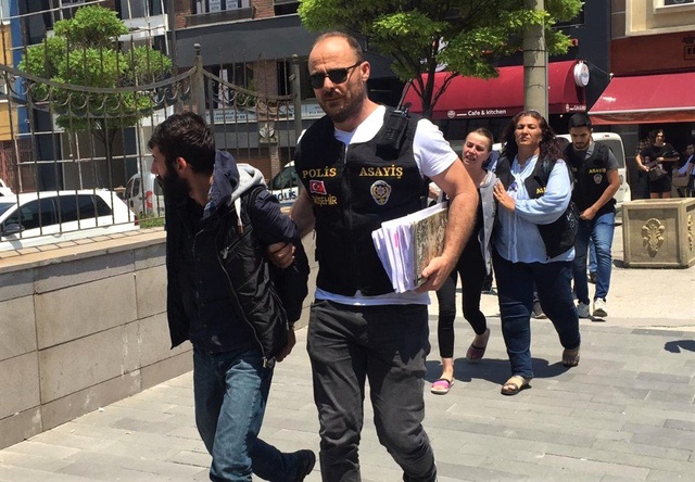 Hırsızlık zanlısı kadın böyle isyan etti: 4 senedir parmağıma alyans takamayanlar kelepçe taktırdı