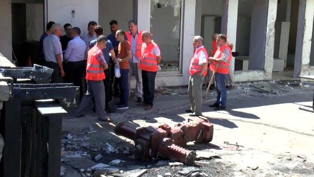 Yağmalanan traktör fabrikasında sopalı nöbet!
