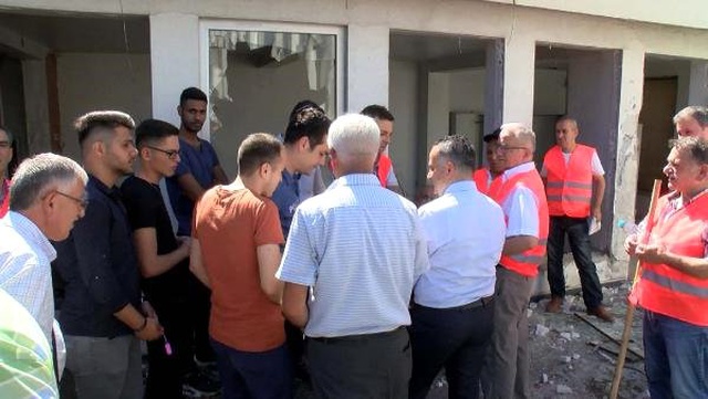 Yağmalanan traktör fabrikasında sopalı nöbet!