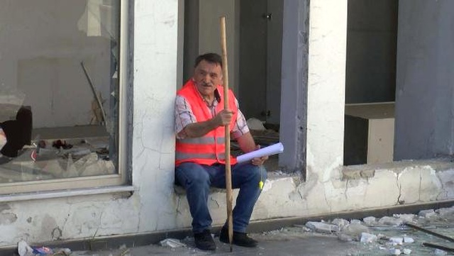 Yağmalanan traktör fabrikasında sopalı nöbet!