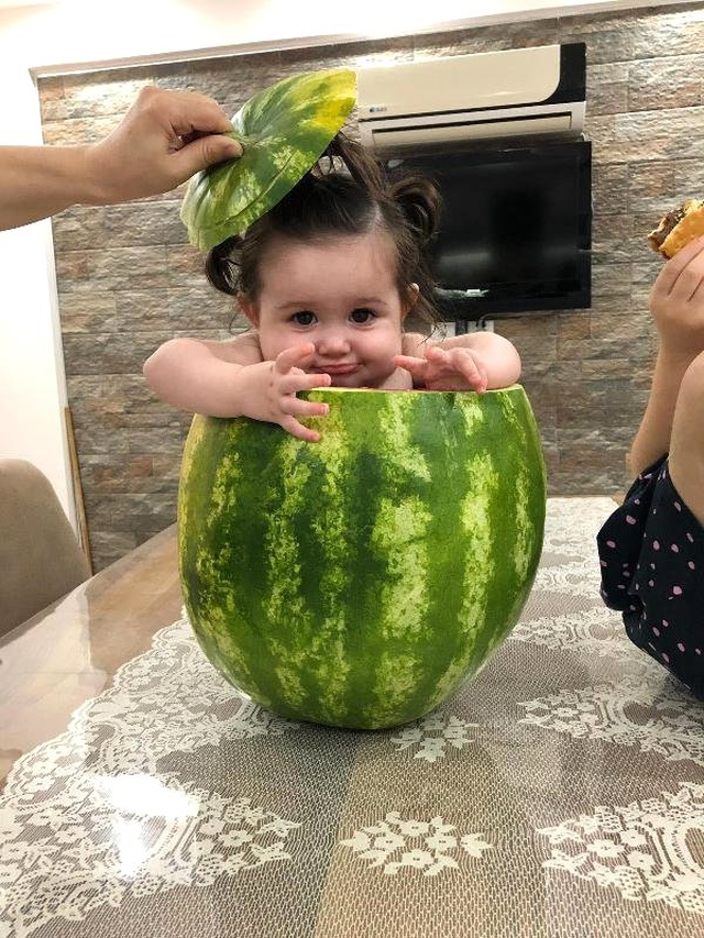 Sıcaklardan bunalan bebeğini, karpuzun içerisinde serinletti!