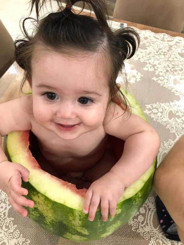 Sıcaklardan bunalan bebeğini, karpuzun içerisinde serinletti!