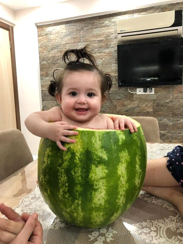 Sıcaklardan bunalan bebeğini, karpuzun içerisinde serinletti!