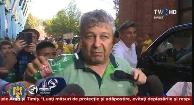 İzlanda'da yaşanan fırça skandalı sonrası Lucescu'ya şişe uzatıldı İzlanda'da yaşanan fırça skandalı sonrası Lucescu'ya şişe uzatıldı