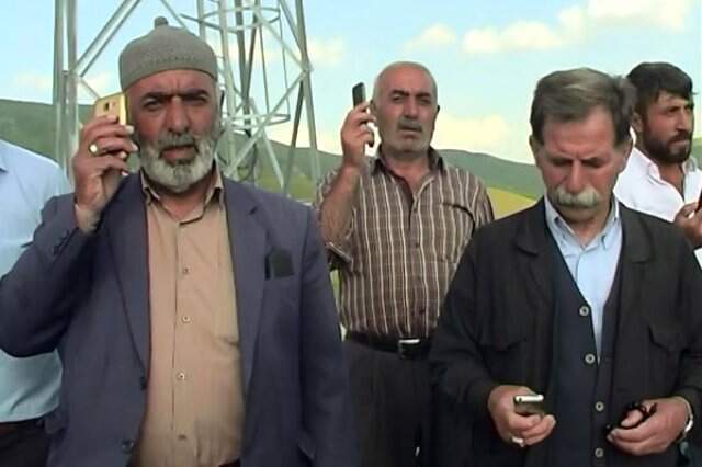 Telefonla görüşmek için tepelere ve direklere çıkıyorlar Telefonla görüşmek için tepelere ve direklere çıkıyorlar