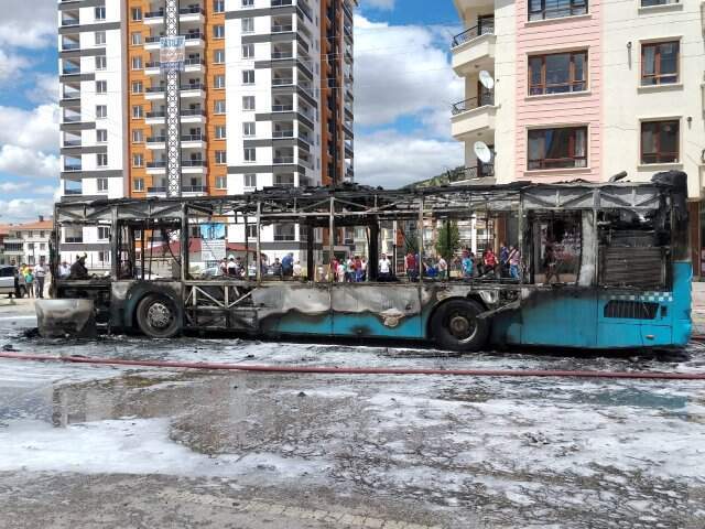 Halk otobüsü seyir halindeyken alev aldı Halk otobüsü seyir halindeyken alev aldı
